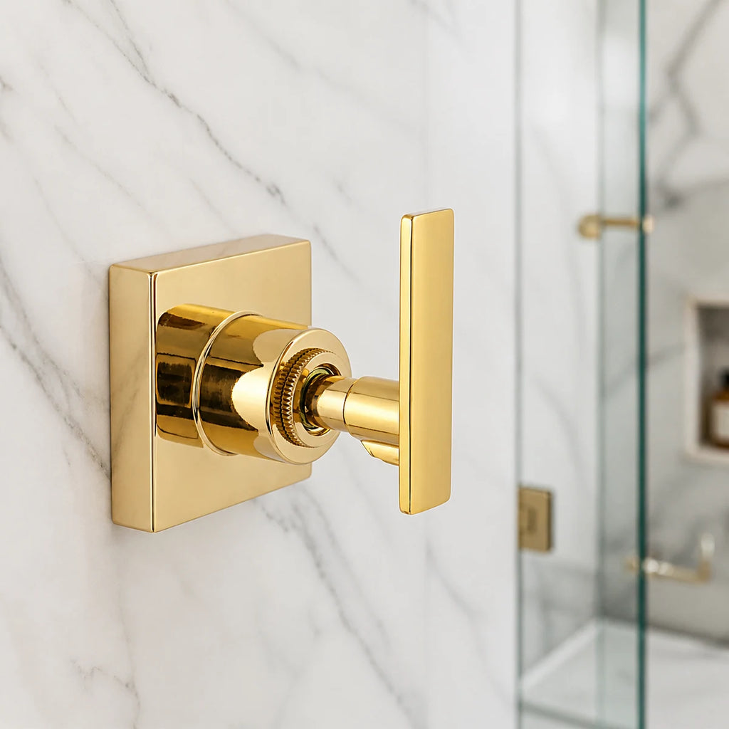Acabamento para registro quadrado dourado brilhante em banheiro de mármore branco