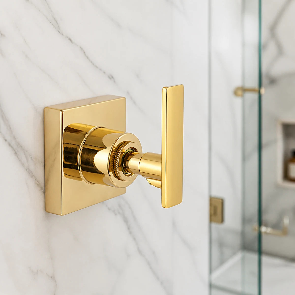 Acabamento para registro quadrado dourado brilhante em banheiro de mármore branco