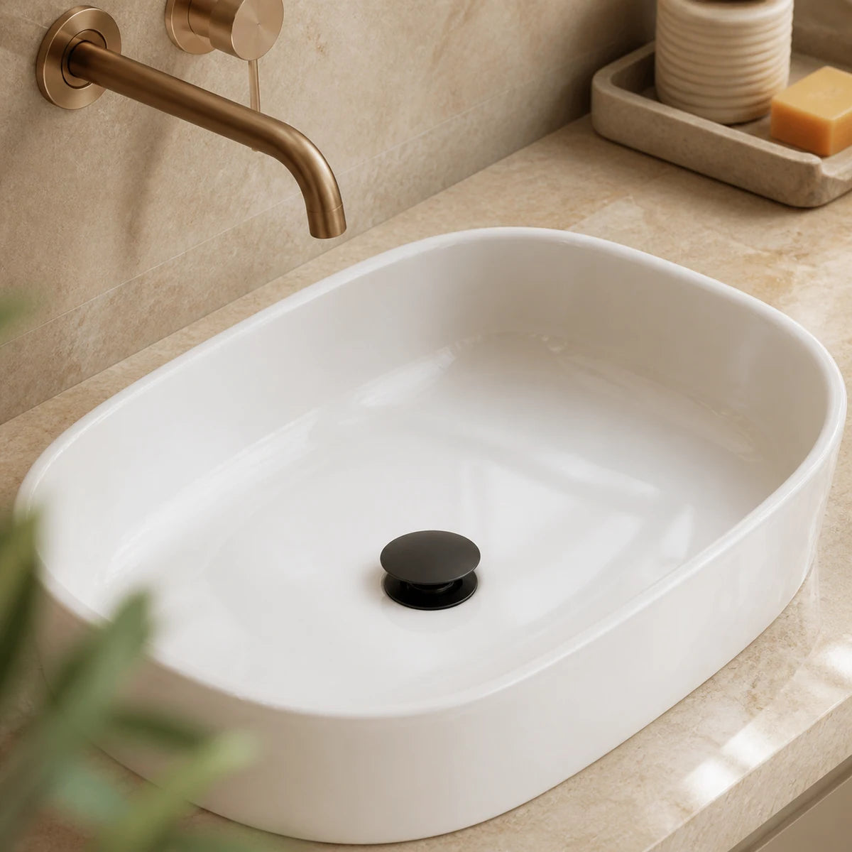 Válvula click preta do kit instalada em cuba branca de lavabo