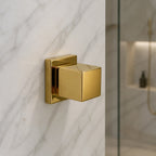 Acabamento quadrado dourado para registro instalado em mármore branco