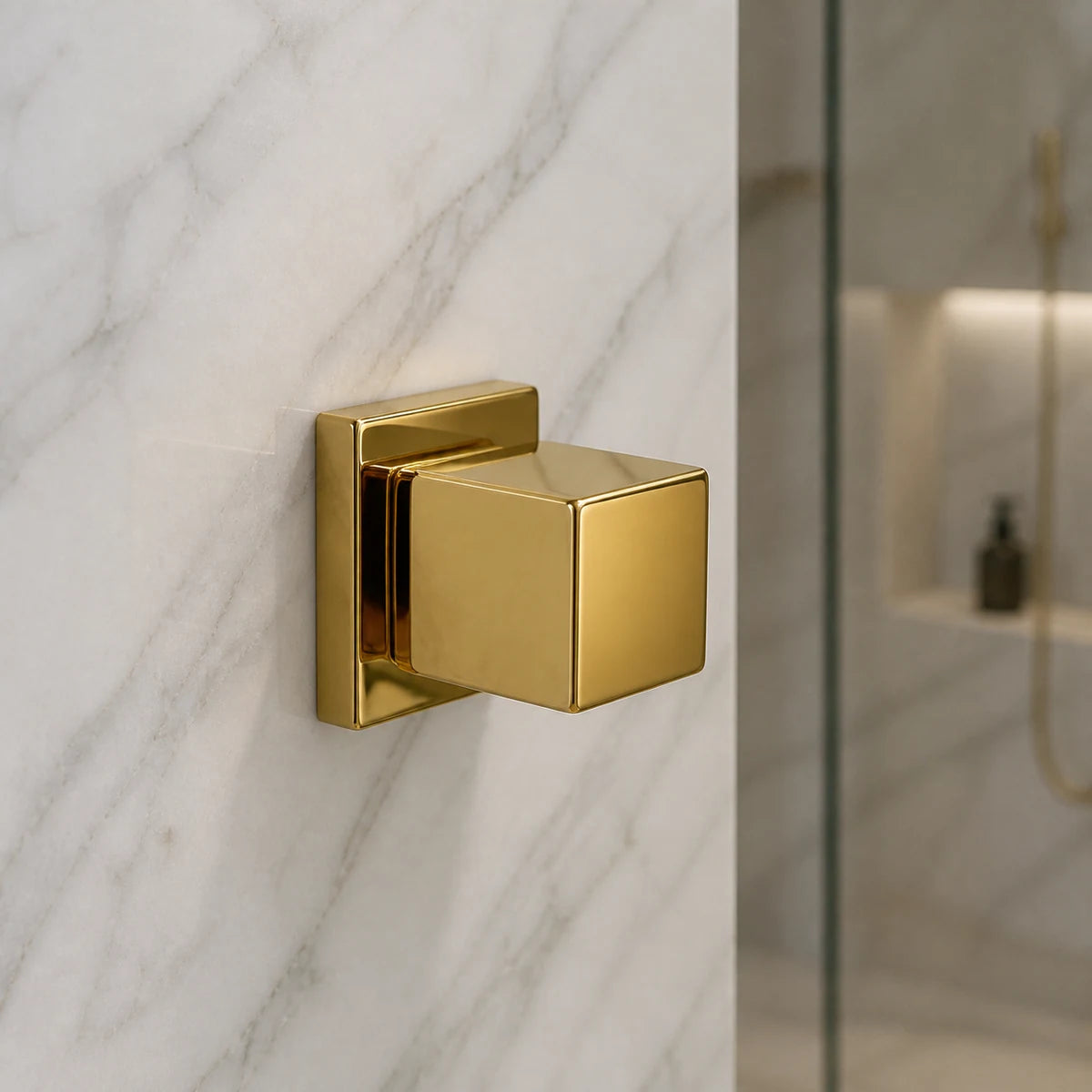 Acabamento quadrado dourado para registro instalado em mármore branco