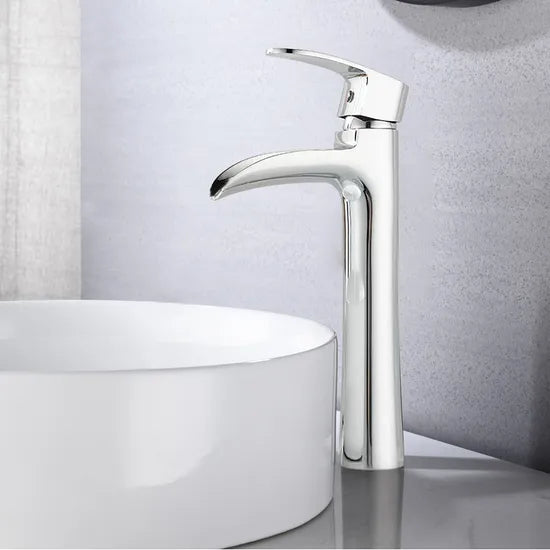 Torneira cascata cromada instalada em bancada