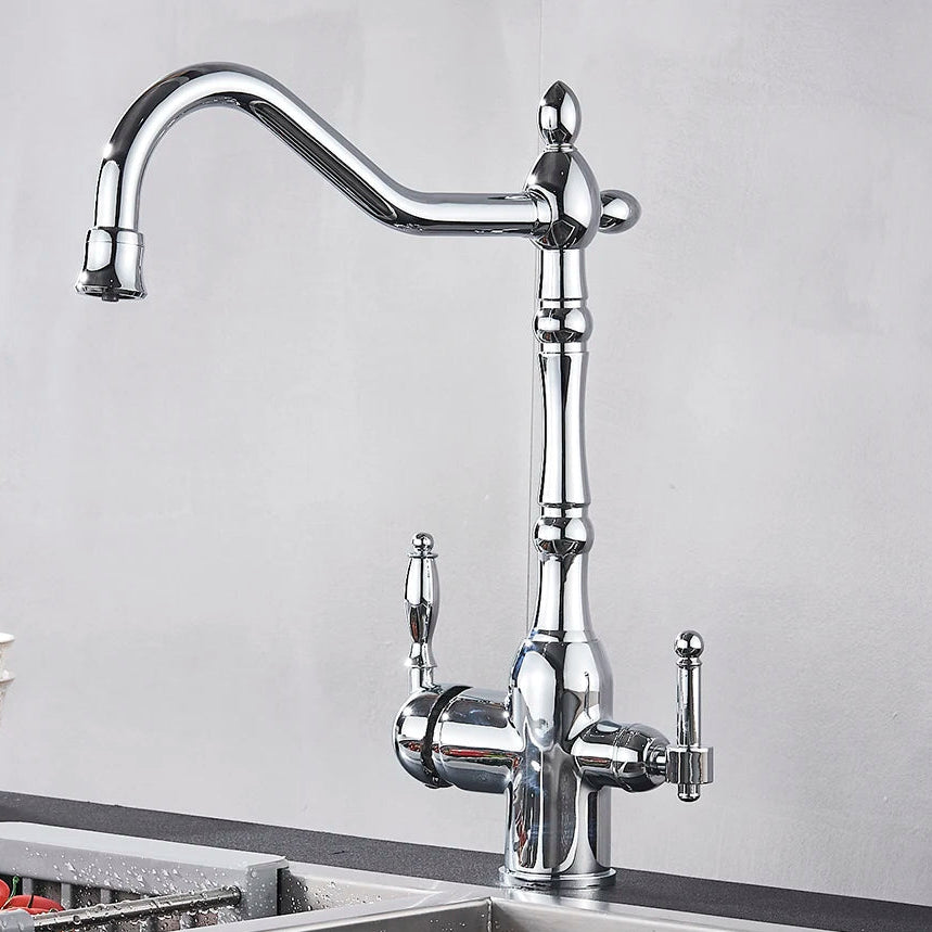 Torneira cozinha Royal Élan variante cromada Chrome com filtro monocomando acabamento espelhado instalada em bancada
