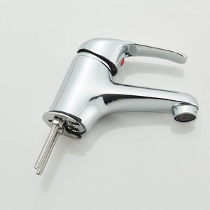 Torneira Royal Signature cromada vista lateral com parafuso de fixação e aerador embutido fundo cinza
