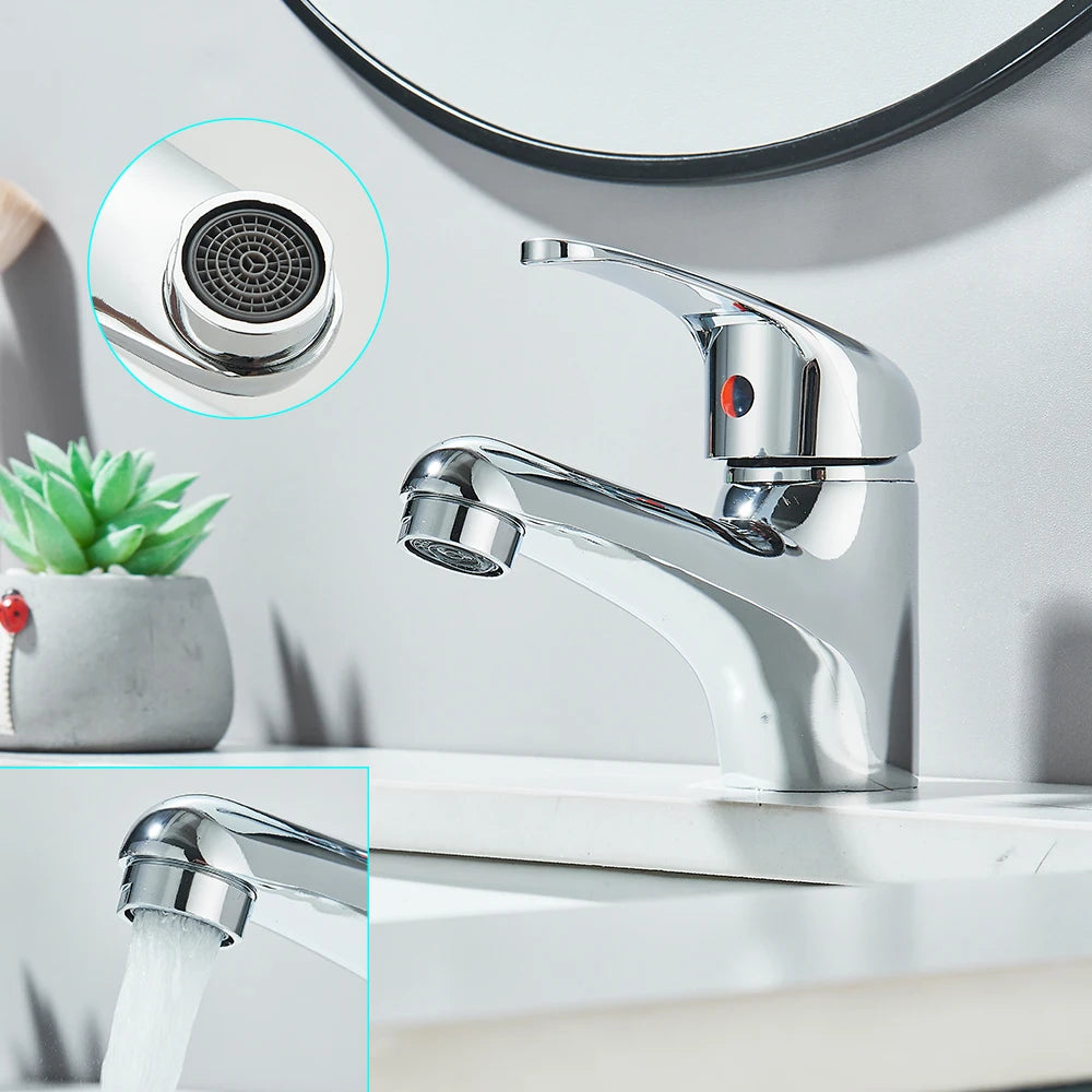 Detalhes da torneira Royal Signature cromada com aerador embutido para jato suave e design compacto instalada em bancada