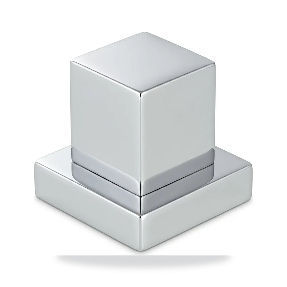 Acabamento quadrado cromado para registro de chuveiro, foto de catálogo em fundo branco