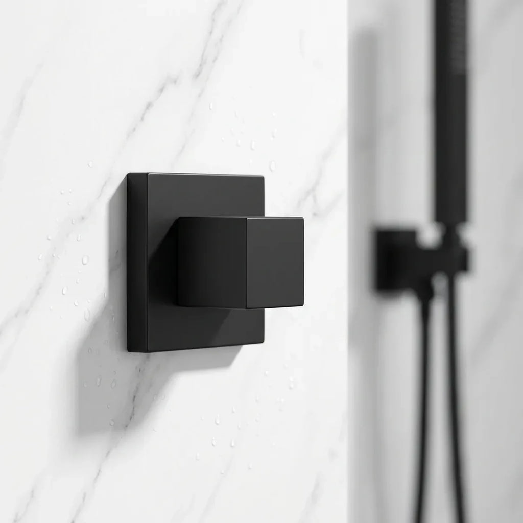 Acabamento quadrado preto para registro instalado em parede de mármore branco em banheiro moderno