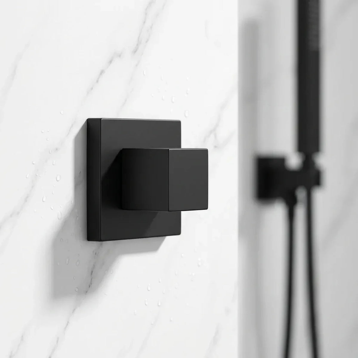 Acabamento quadrado preto para registro instalado em parede de mármore branco em banheiro moderno