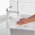 Torneira Aqua Lux branca com detalhes cromados em uso, com mãos sendo lavadas dentro da cuba