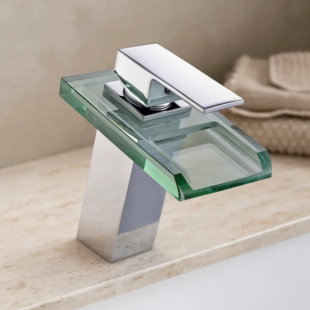 AquaGlam aço escovado com instalação de um furo e base compacta em bancada de travertino