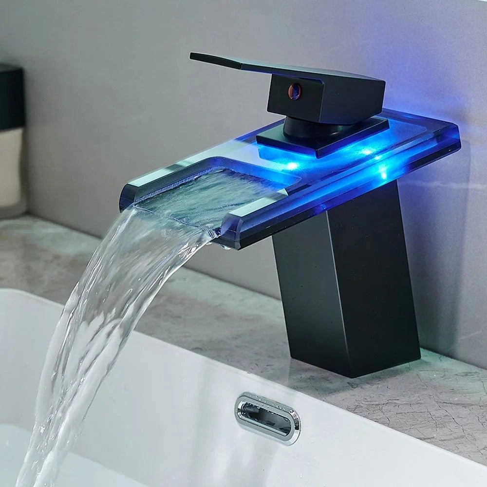 AquaGlam preta com instalação de um furo, base compacta e cascata em banheiro