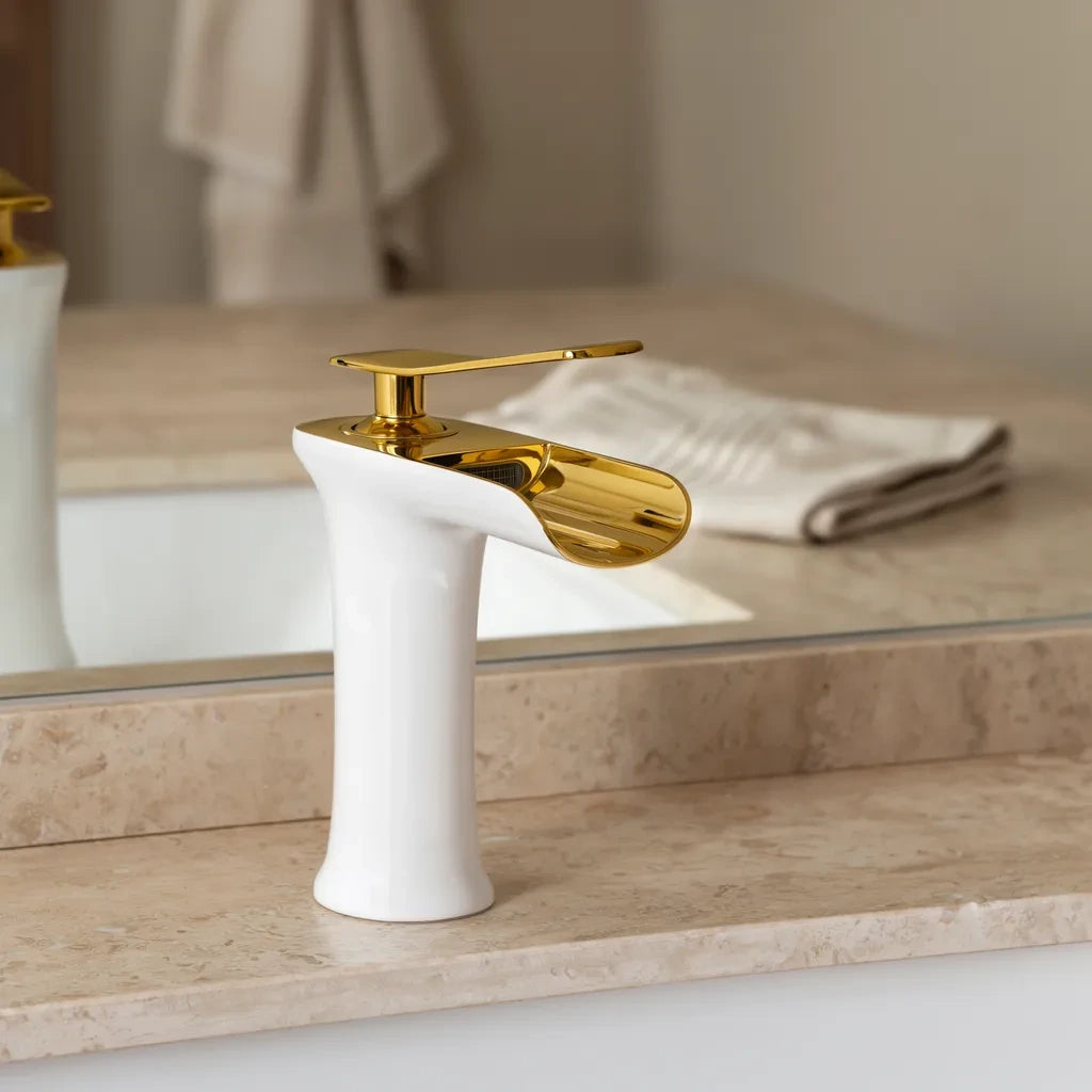 Torneira Monocomando Cascata Branco com bica dourada ambientada em banheiro