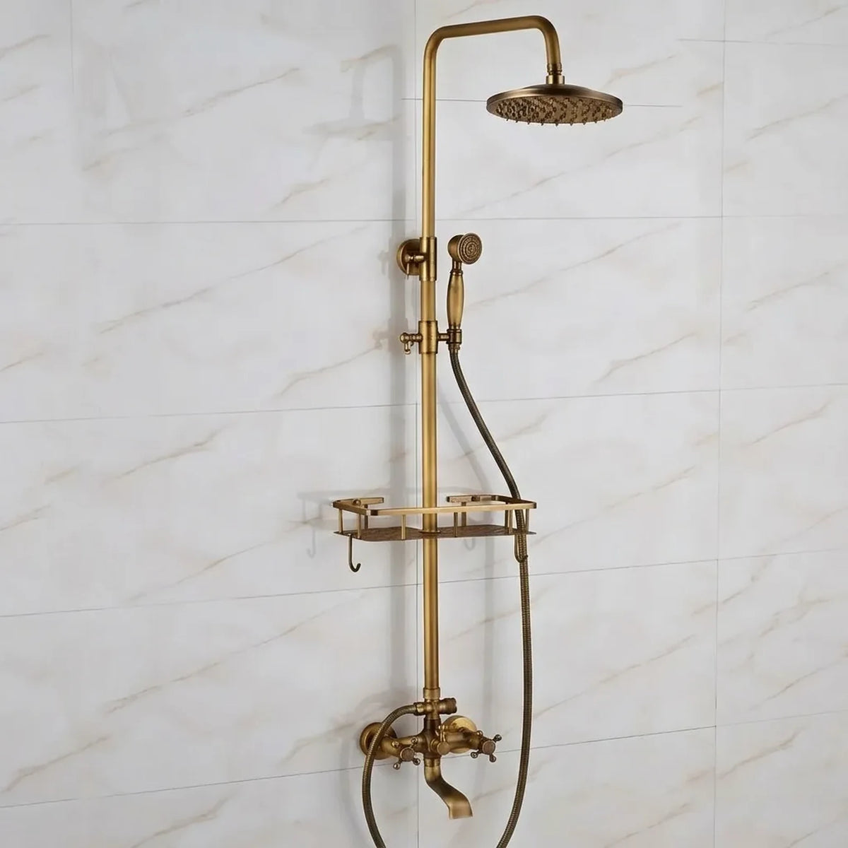 Conjunto de chuveiro vintage com ducha de teto, ducha manual, prateleira e desviador em acabamento bronze antigo instalado em parede de marmore