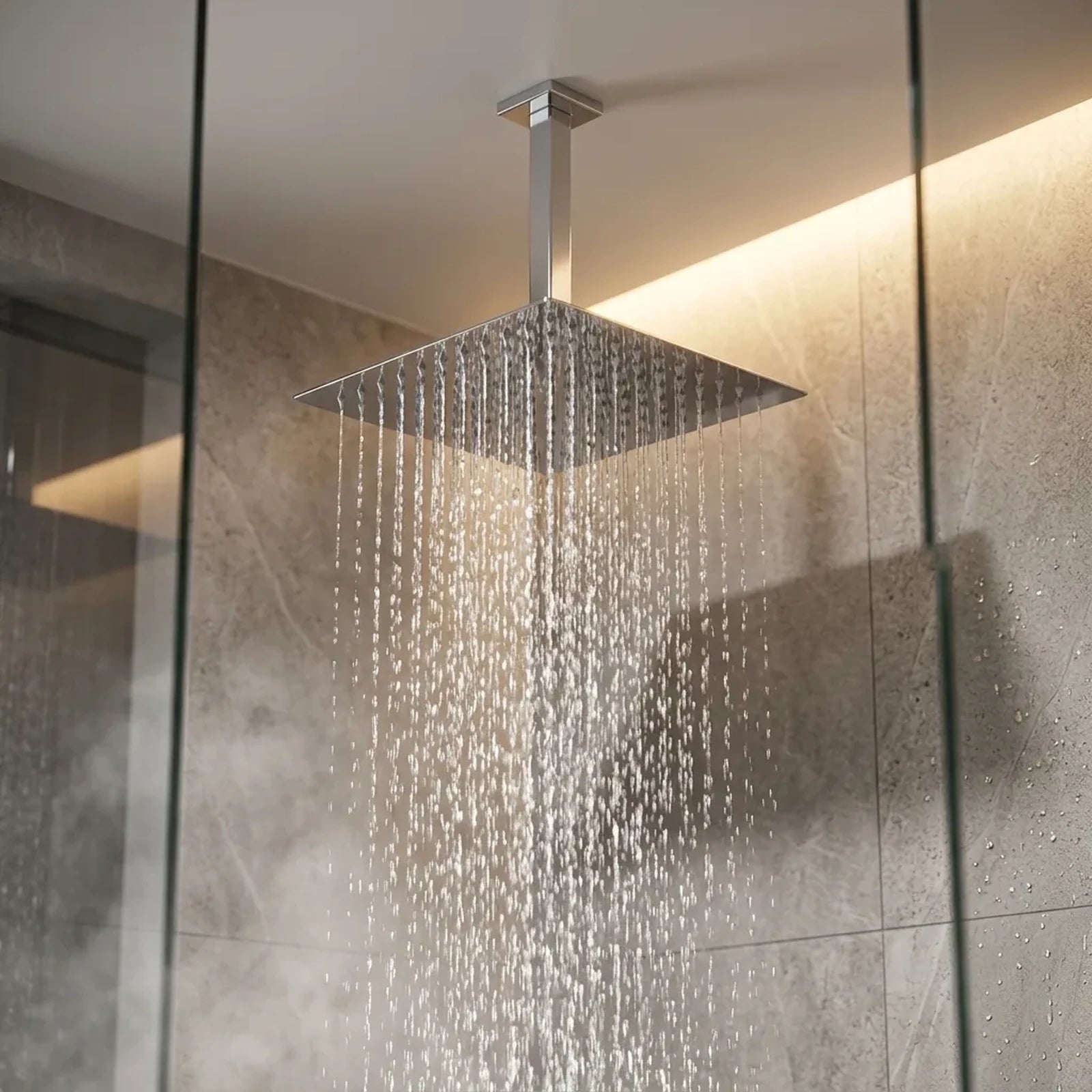 Chuveiro de teto quadrado cromado instalado em box de porcelanato com chuva ampla