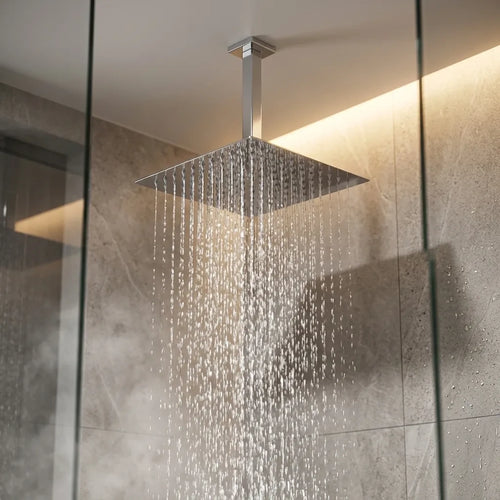 Chuveiro de teto quadrado cromado instalado em box de porcelanato com chuva ampla