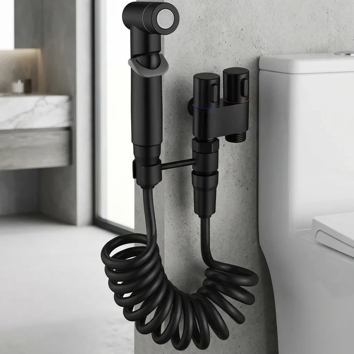 Ducha higiênica Pristine preto escovado instalada na parede ao lado do vaso sanitário
