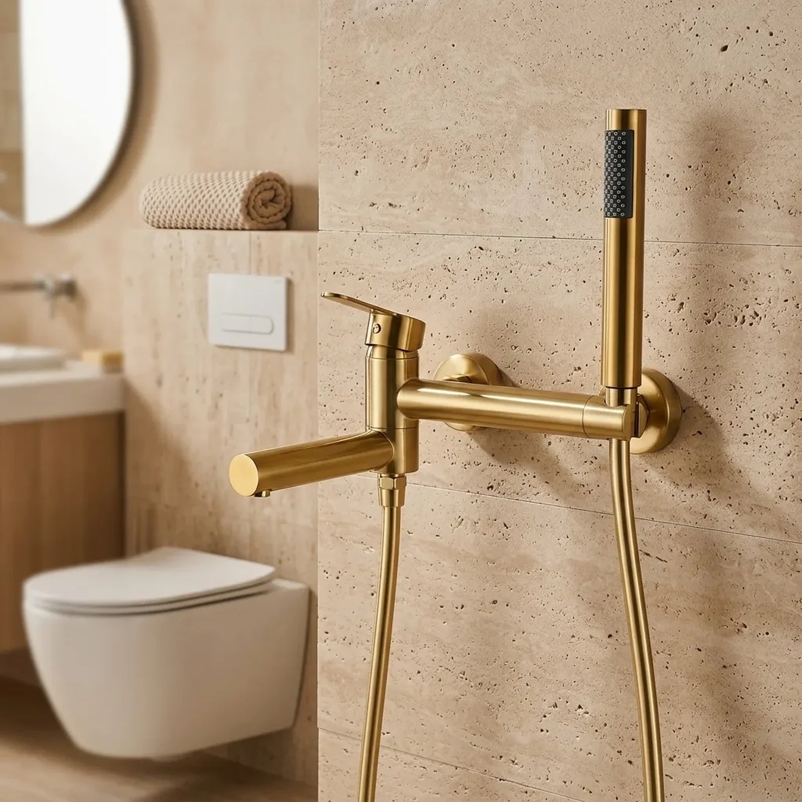 Ducha higiênica Royal Concept dourado escovado instalada em parede de travertino em banheiro sofisticado