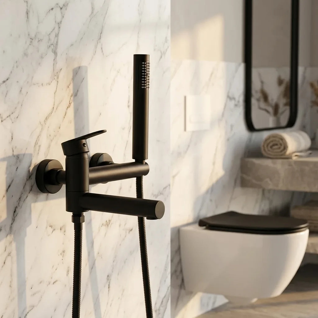 Ducha higiênica Royal Concept preta instalada em parede de mármore ao lado do vaso sanitário em banheiro moderno