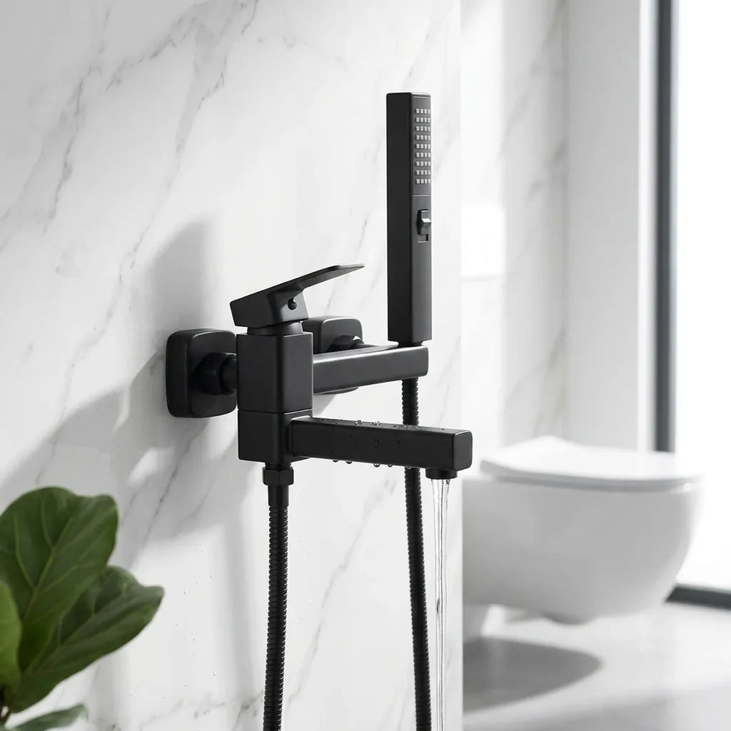 Ducha higiênica Royal Digital preta instalada em parede de mármore branco com água corrente