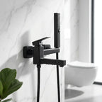 Ducha higiênica Royal Digital preta instalada em parede de mármore branco com água corrente