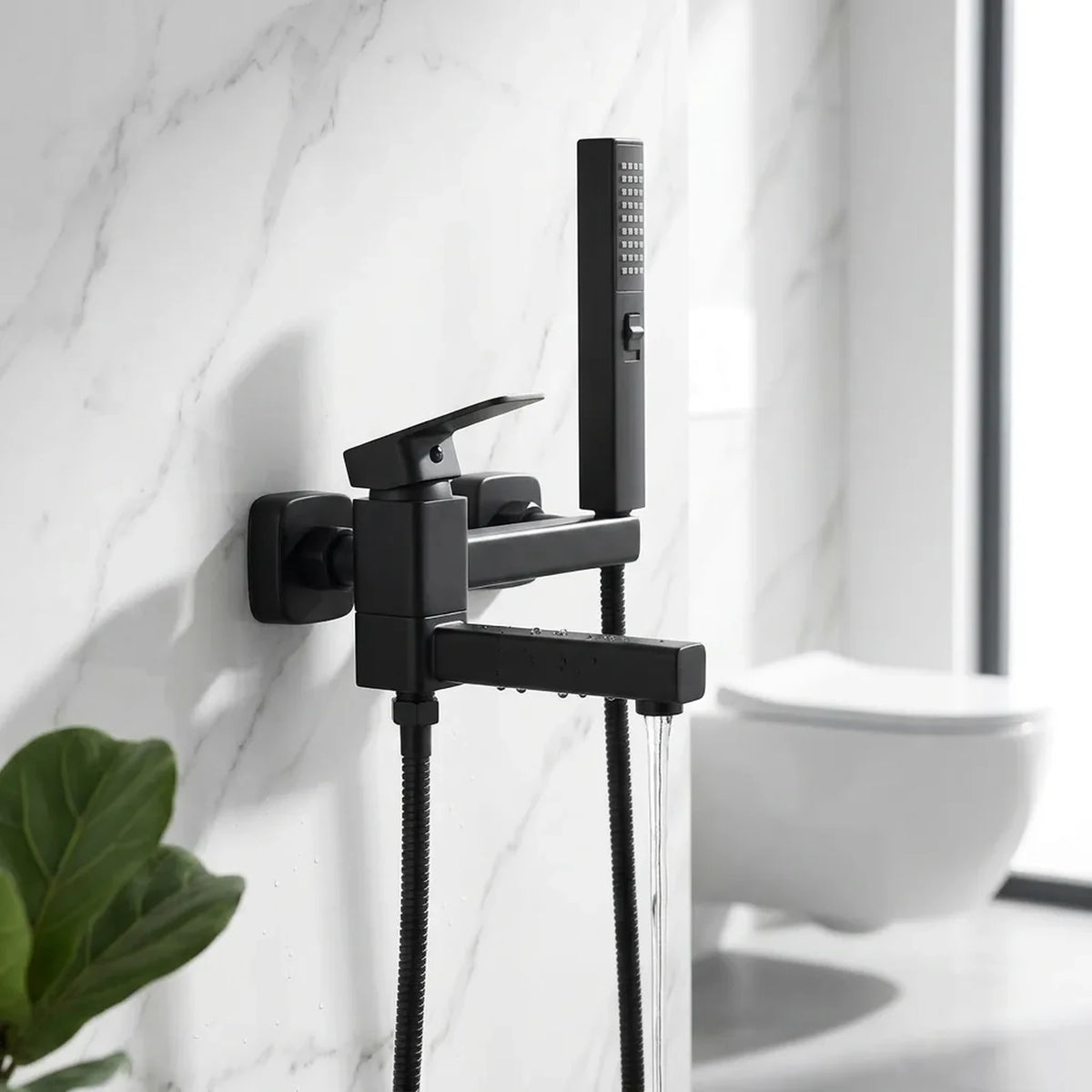 Ducha higiênica Royal Digital preta instalada em parede de mármore branco com água corrente