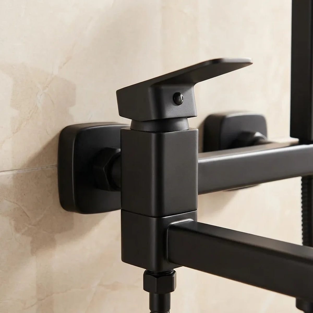 Detalhe da alavanca de comando que ajusta a mistura de água quente e fria na ducha higiênica Royal Digital preta
