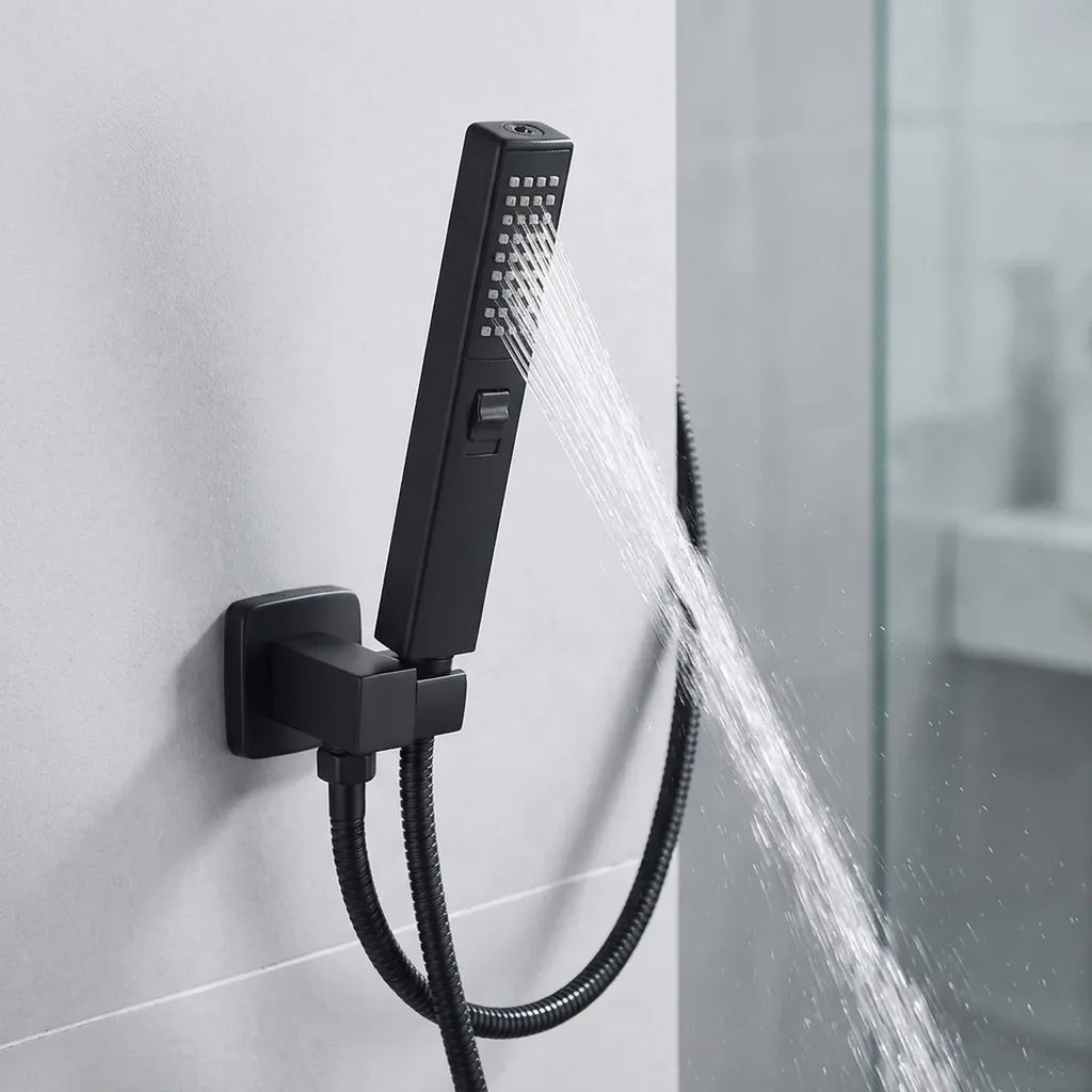 Ducha manual preta da Royal Digital no suporte de parede com jato de água acionado