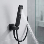 Ducha manual preta da Royal Digital no suporte de parede com jato de água acionado