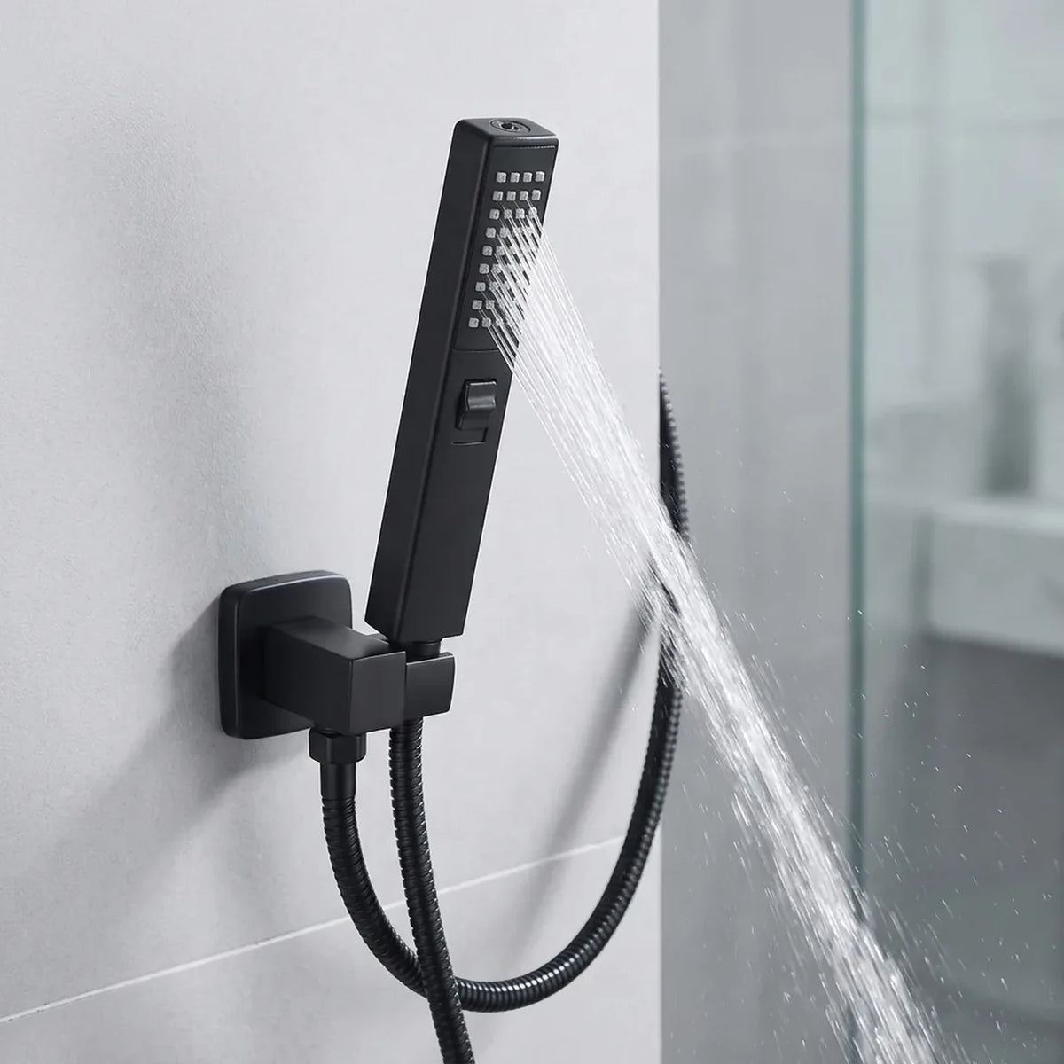 Ducha manual preta da Royal Digital no suporte de parede com jato de água acionado