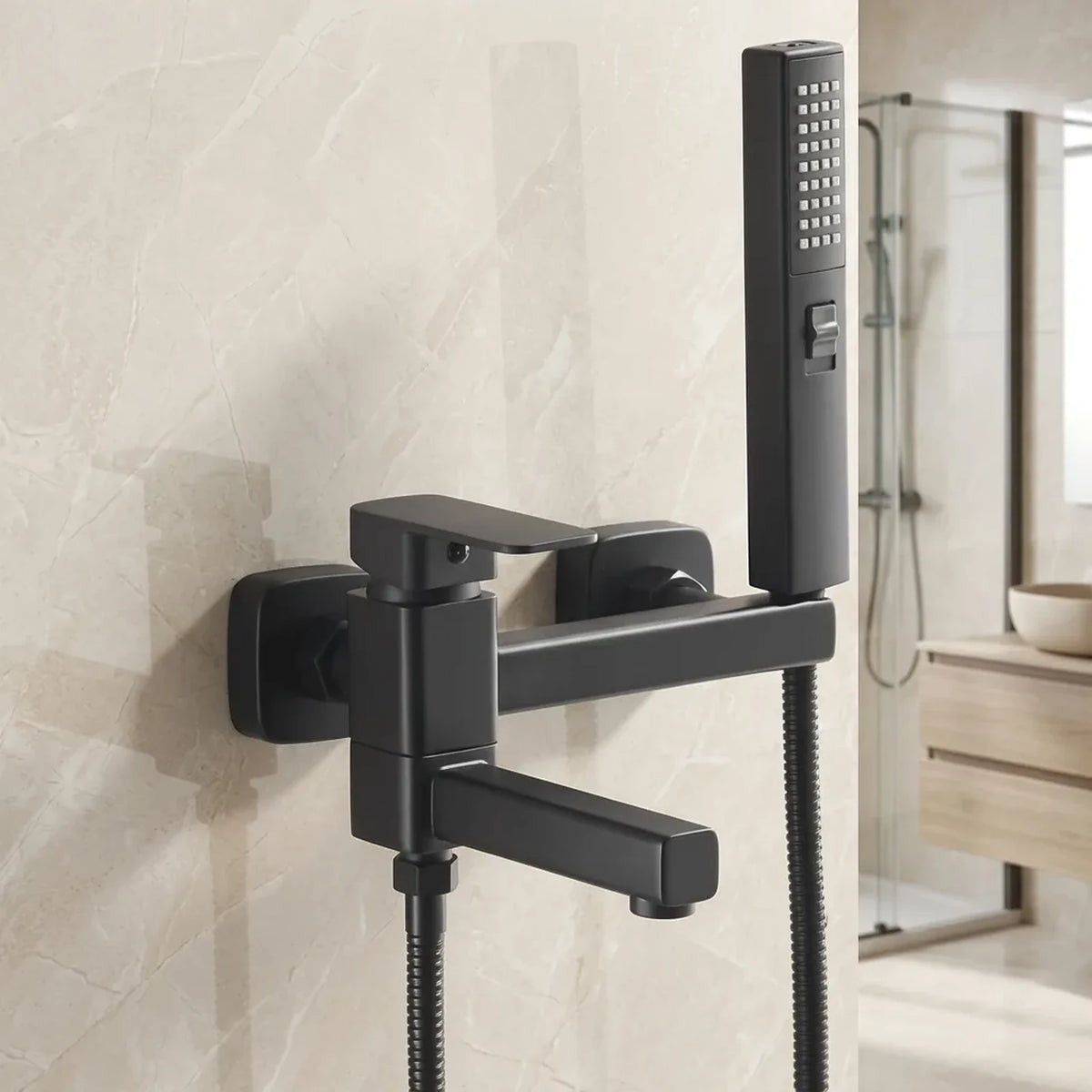 Conjunto de ducha higiênica Royal Digital preto instalado em parede de porcelanato claro