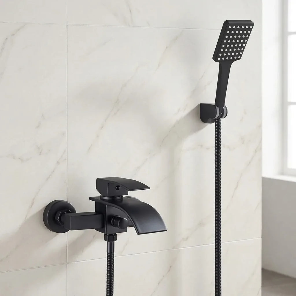 Conjunto de ducha higiênica Royal Lux preto instalado em parede de mármore claro