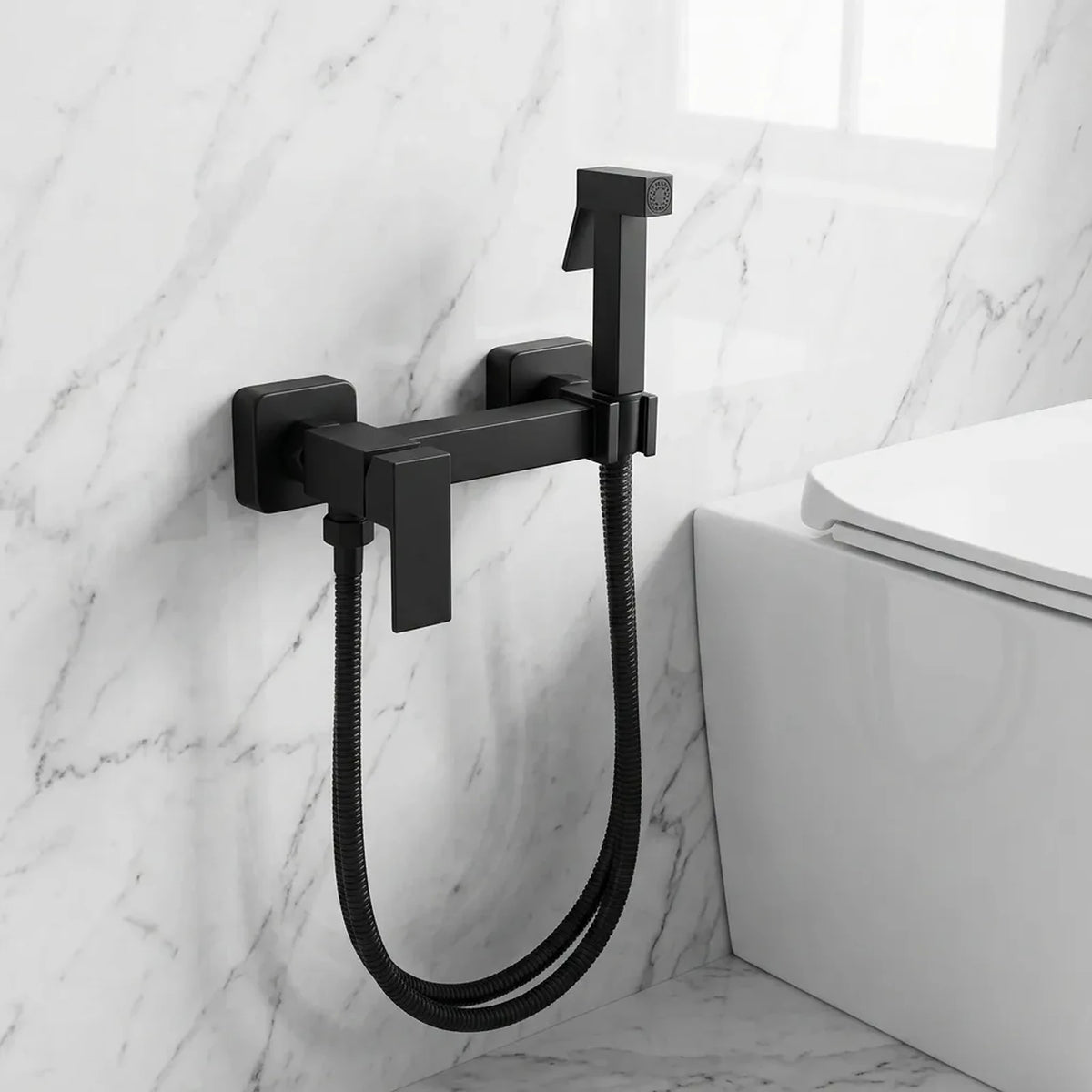 Ducha higiênica Royal Square preta instalada em parede de mármore claro ao lado do vaso sanitário