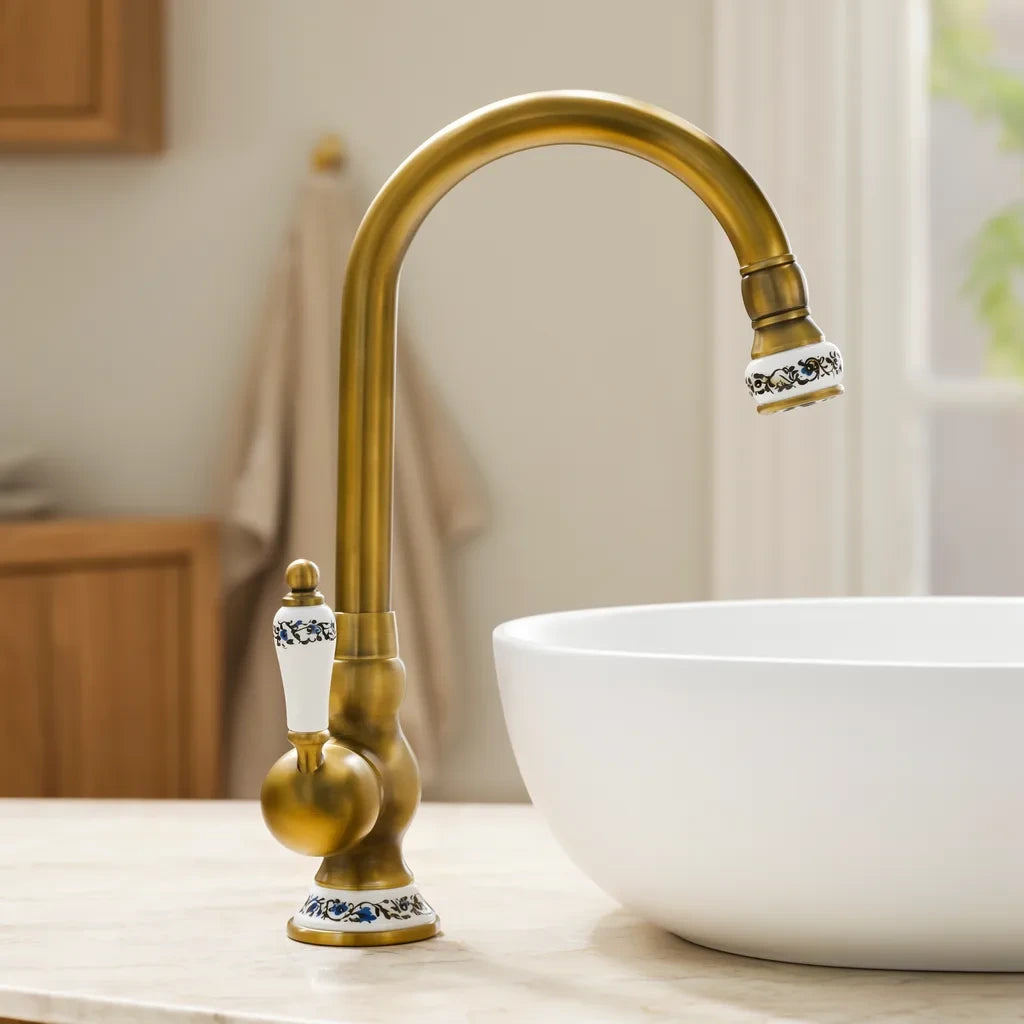 Torneira Estilo Vintage dourado escovado com detalhes de porcelana, ambientada junto à cuba