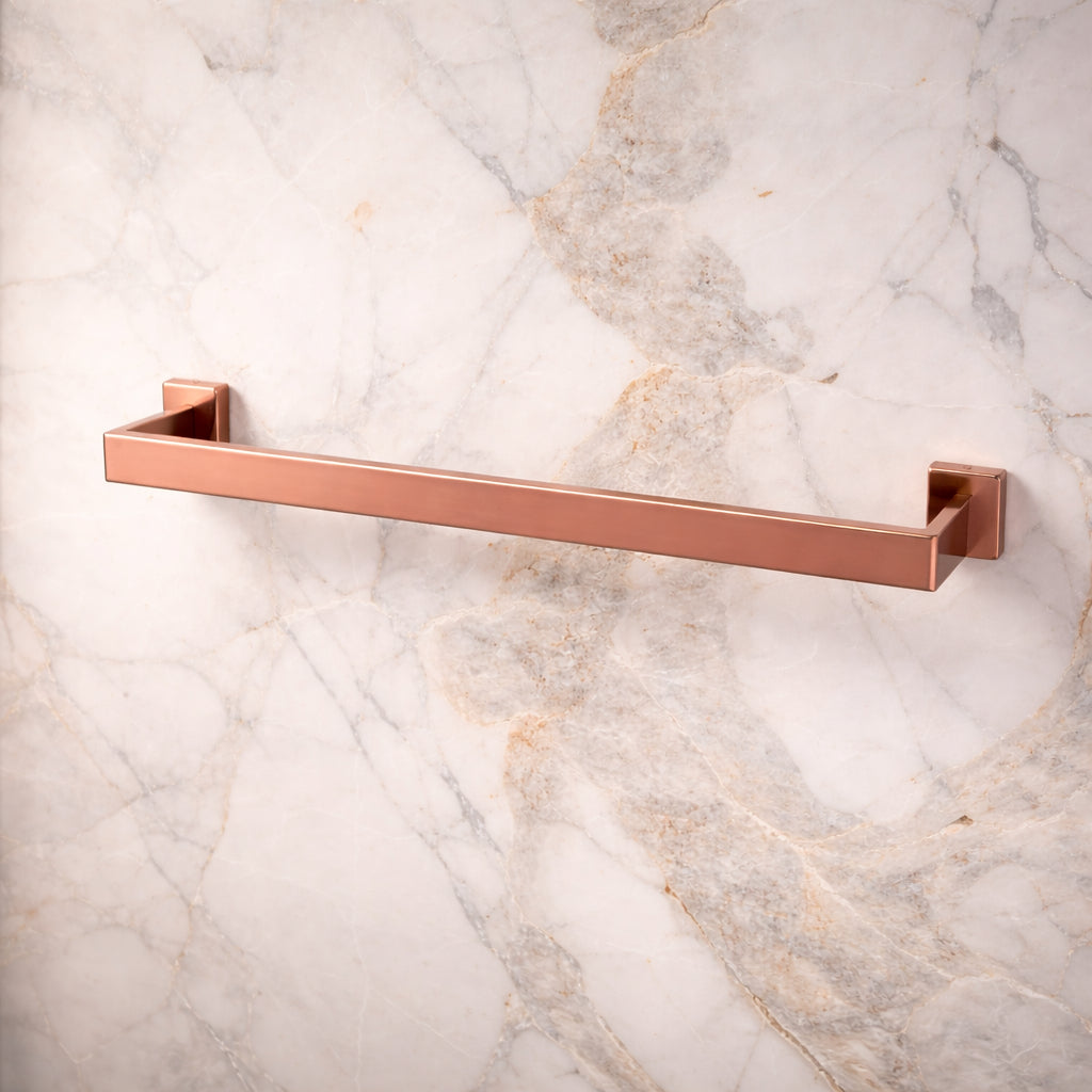 Porta-toalha Rose Gold instalado em parede de banheiro