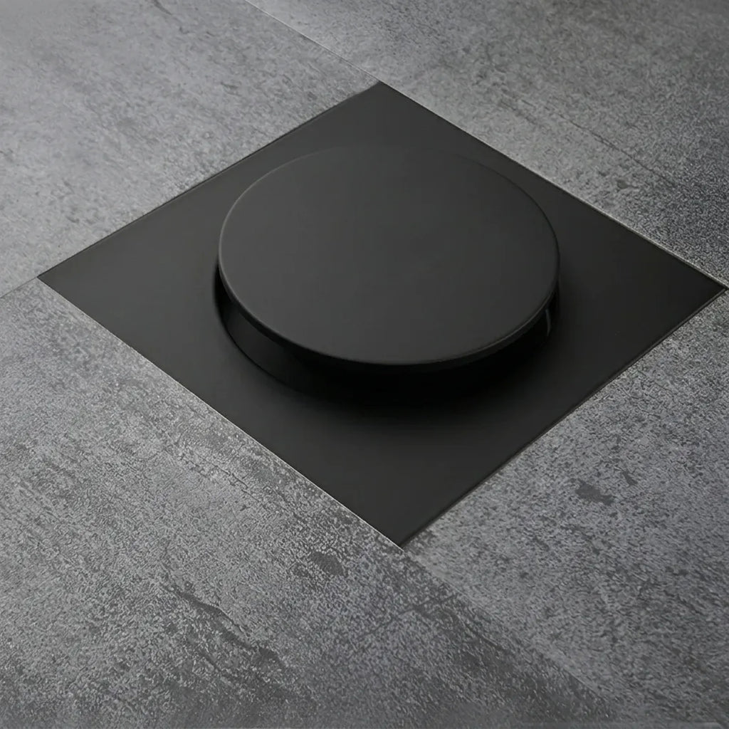 Ralo click inteligente 15x15 cm preto fosco instalado em piso de porcelanato cinza, com tampa redonda