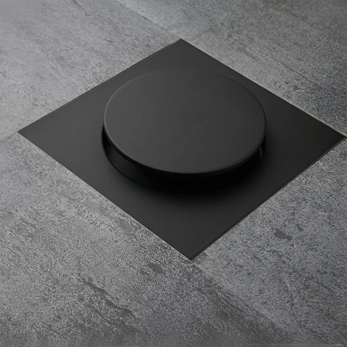 Ralo click inteligente 15x15 cm preto fosco instalado em piso de porcelanato cinza, com tampa redonda