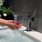 Royal Atlas Moderna — pessoa lavando as mãos no fluxo cascata