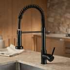 Royal Basic Preta ambientada em cozinha sofisticada