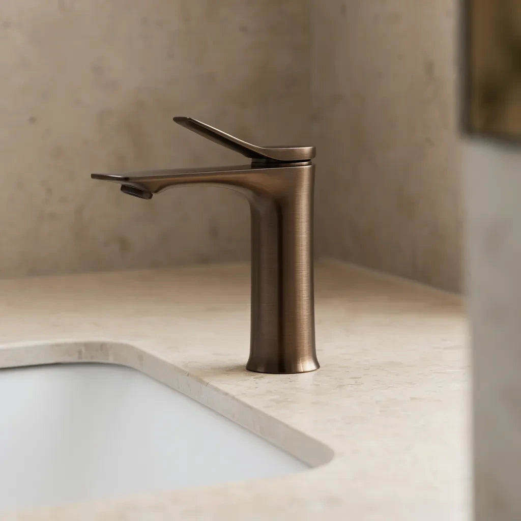 Torneira Essence — Ouro Antigo ambientado