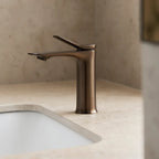 Torneira Essence — Ouro Antigo ambientado