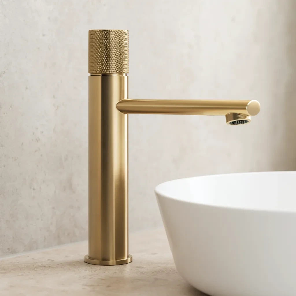 Torneira Royal Flux dourado alto — foto ambientada
