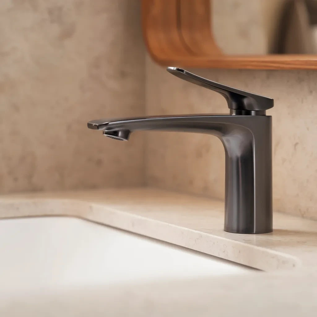 Torneira Palace — acabamento cinza ambientado em banheiro sofisticado