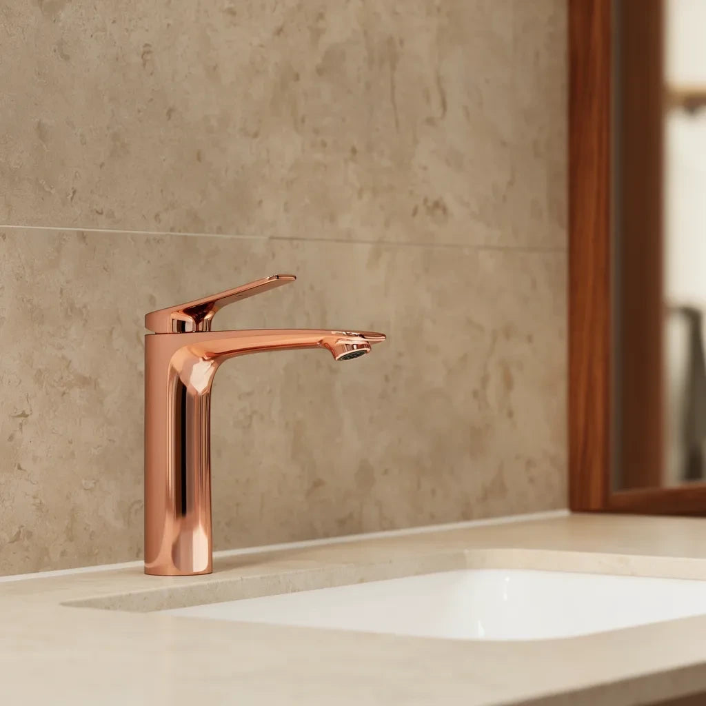 Torneira Palace — acabamento rose ambientado em banheiro sofisticado