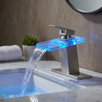 Torneira AquaGlam aço escovado com placa para 3 furos ambientada em bancada de mármore, cascata com LED azul