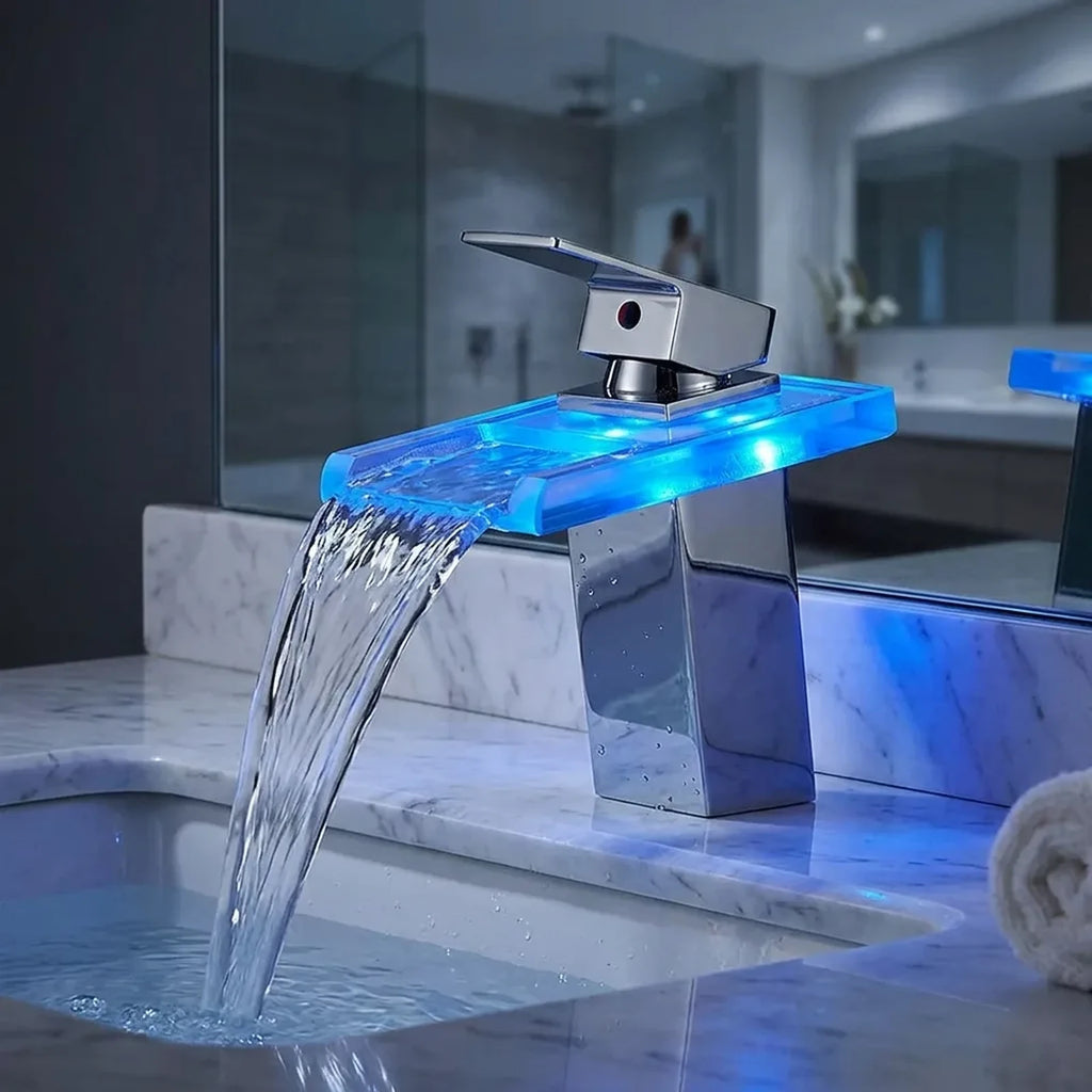 Torneira AquaGlam cromada em bancada de mármore com LED azul indicando água fria