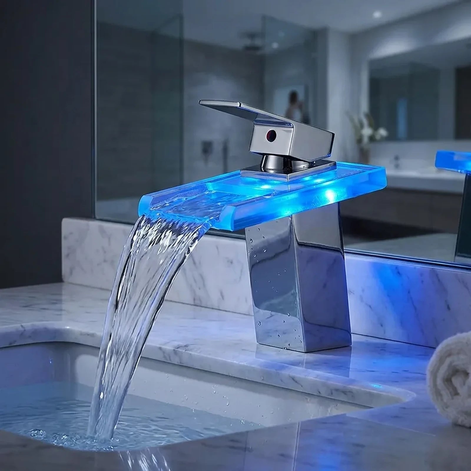Torneira AquaGlam cromada em bancada de mármore com LED azul indicando água fria