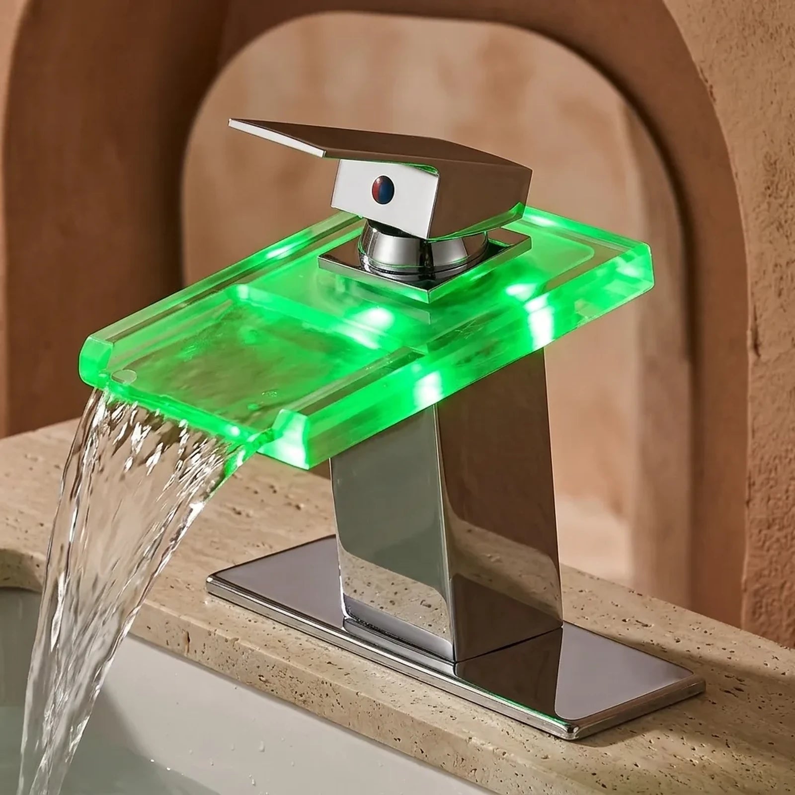 Torneira AquaGlam cromada em bancada de travertino com LED verde indicando água morna