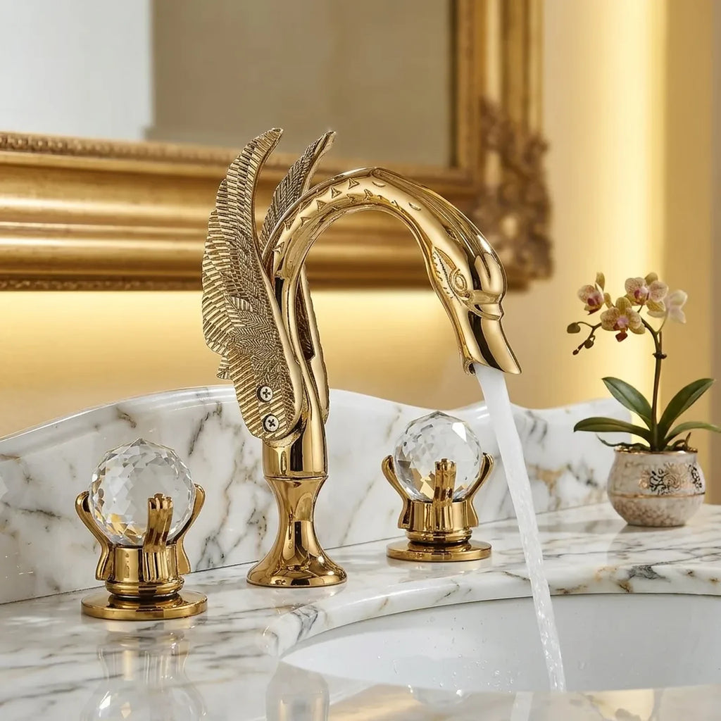 Torneira de banheiro dourada modelo cisne com manoplas de cristal instalada em lavabo clássico de mármore branco