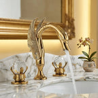 Torneira de banheiro dourada modelo cisne com manoplas de cristal instalada em lavabo clássico de mármore branco