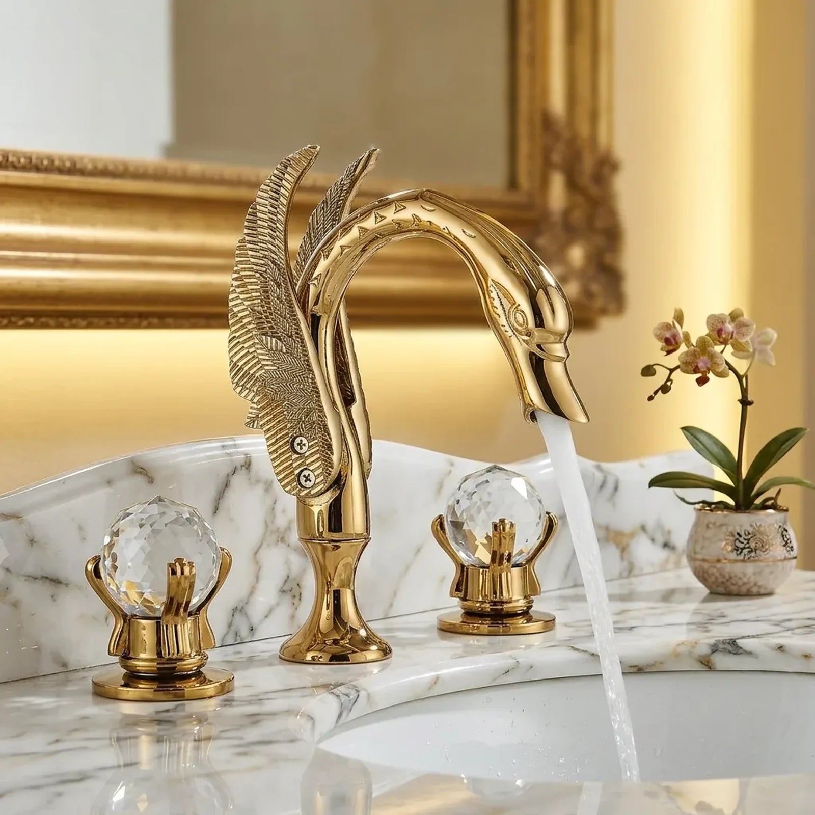 Torneira de banheiro dourada modelo cisne com manoplas de cristal instalada em lavabo clássico de mármore branco